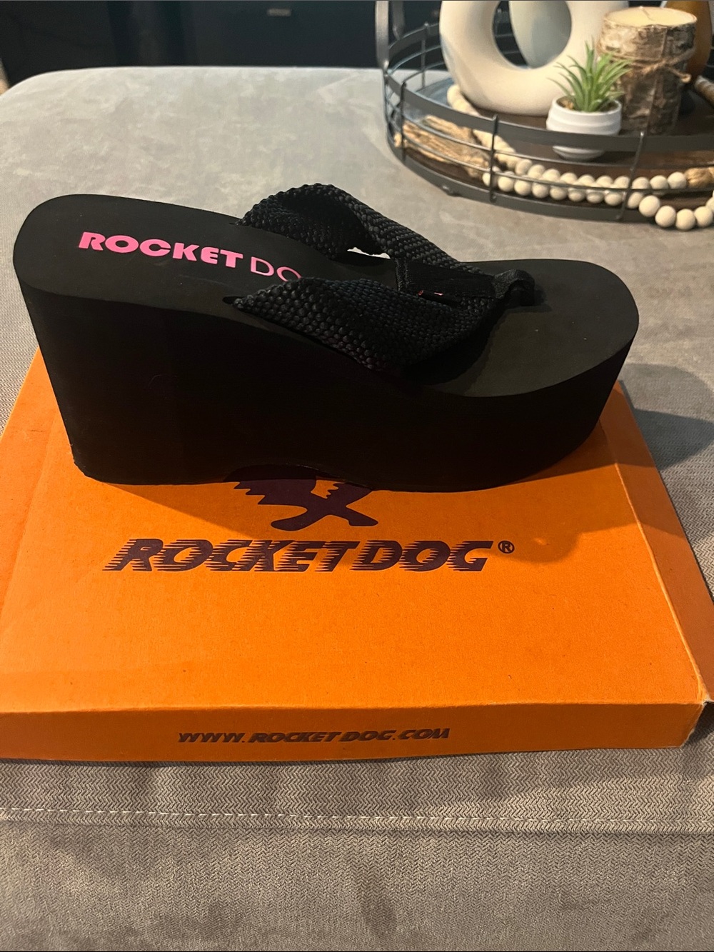 Rocket Dog Black Platform Flip Flops with Pink Logo Size:10M NEW IN BOX - Picture 3 of 6